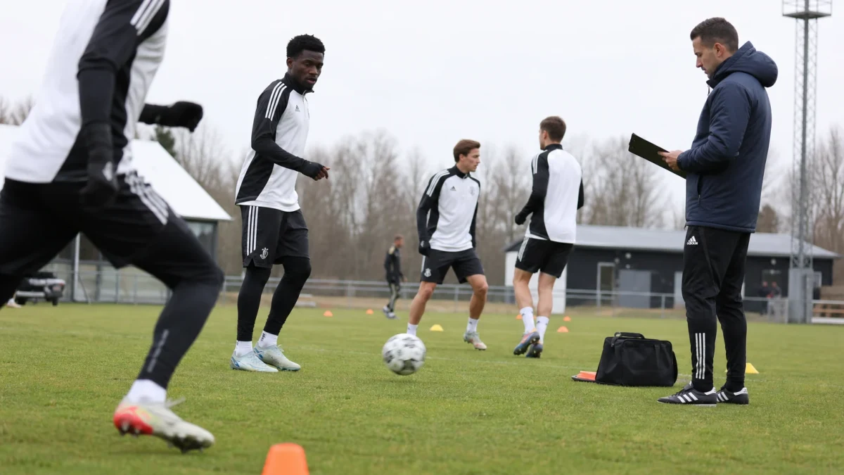 Juventus låner ut Lois Openda til Lyon